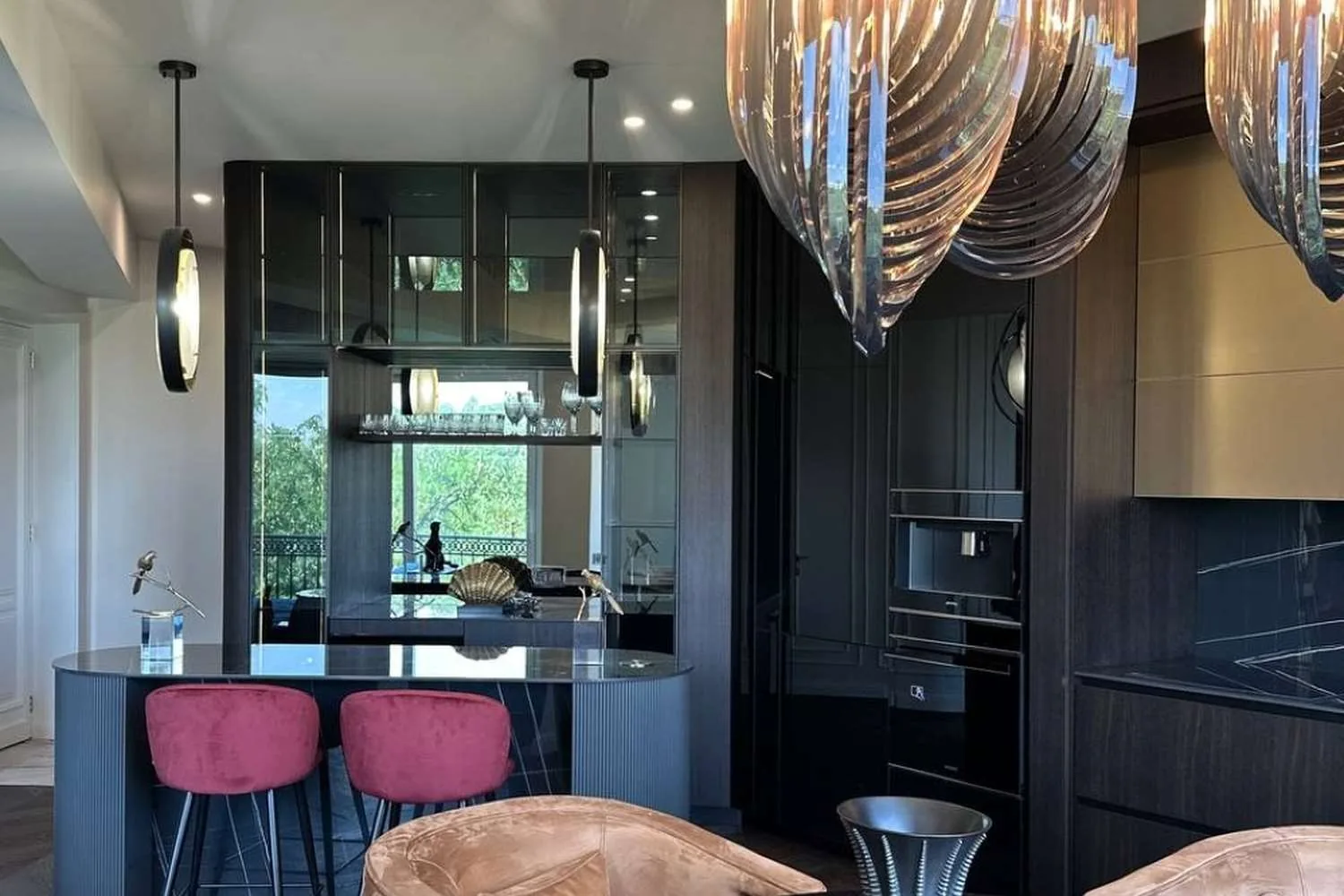 Dunkle Designküche – PARKE Concept Home