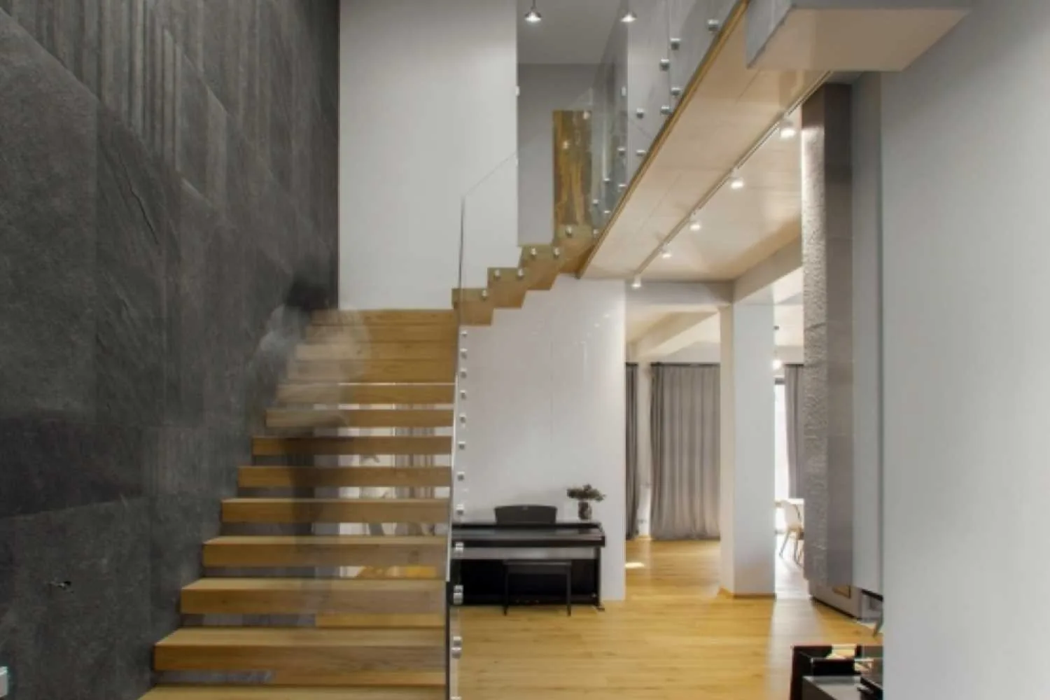 Maßgefertigte schwebende Holztreppe