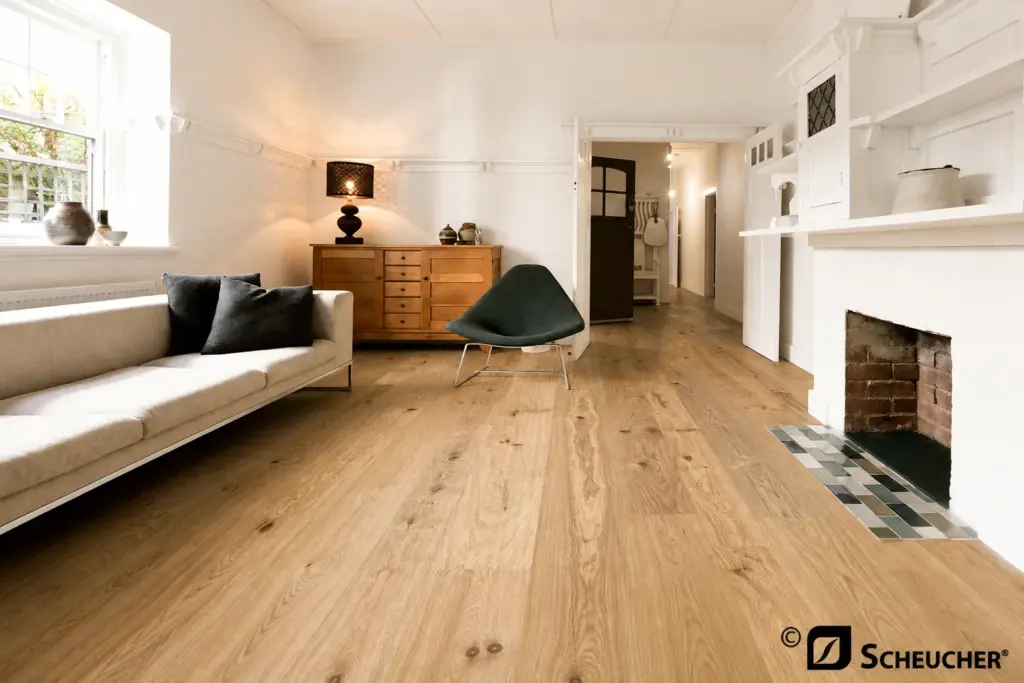 Scheucher Landhausdiele in Eiche in einem hellen Wohnzimmer
